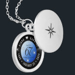 Elegant 67. Star Sapphire Hochzeit Jahrestag Medaillon<br><div class="desc">Feiern Sie das 67. Hochzeitsjubiläum mit diesem Gedenklocket! Elegante Schwarz-Weiß-Schriften mit stylisierten Sternen, die auf einem saphirblauen Hintergrund glitzern, sorgen für eine unvergessliche Touch für diesen besondere Anlass und einen außergewöhnlichen Meilenstein. Passen Sie sich die Namen der glücklichen Paare an und fügen Sie Termine für ihren Saphirjubiläum hinzu. Design ©...</div>