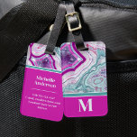 Elegant Agate Initial Monogram Gepäckanhänger<br><div class="desc">Eleganter Turquoise Magenta Stone Initial Monogram Gepäcktag. Agate-Kristalle und Geoden bleiben ein beliebter Trend! Dieser Druck zeichnet sich durch ein nahes Bild eines türkisfarbenen und lila (magenta) Geostatsteins aus, mit kleinen Kristallen und weißem Band. Mit lebendigen Farbblockern angereichert, um ihm einen modernen und trendigen Look zu verleihen. Fügen Sie Ihre...</div>