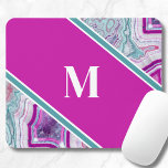 Elegant Agate Initial Monogram Mousepad<br><div class="desc">Girly Aquamarin Lila Agate Stone Initial Monogram Mouse Pad. Kristallwaren und Geodaten sind nach wie vor ein beliebter Trend! Dieser Druck zeichnet sich durch ein nahes Bild eines lebendigen, aquamarinen oder türkisfarbenen und lila oder magentafarbenen Geode-Steins aus, mit kleinen Kristallen. Fügen Sie Ihre Initialen hinzu, um es zu Ihrem eigenen...</div>