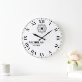  Elegant and minimalist monogrammed Große Wanduhr (Zuhause)