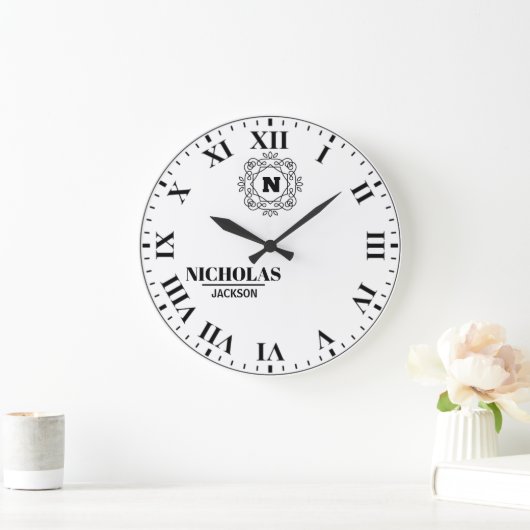  Elegant and minimalist monogrammed Große Wanduhr (Zuhause)