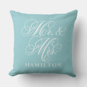 Elegant Aqua Mr. und Mrs. Script Custom Monogram Kissen (Vorderseite)