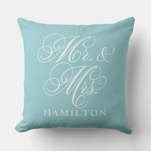 Elegant Aqua Mr. und Mrs. Script Custom Monogram Kissen (Vorderseite)