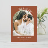 Elegant Arch Terracotta-Deklaration Save The Date (Stehend Vorderseite)