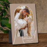 Elegant Arch Wedding Foto Beige Fotoplatte<br><div class="desc">Ein besonderer Sake zeigt Ihr Foto in einem eleganten Bogen-Design mit dem Text "Verheiratet" in schicken Texten, Ihren Namen und das Hochzeitstermin auf beigem Hintergrund. Ein wunderschönes Geschenk für Ihre Familie und ein fantastisches Gedächtnis, das Sie auf Ihrer eigenen Zuhause ausstellen können. HINTERGRUND Farbe kann geändert werden! MEHR FARBEN in...</div>