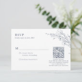 Elegant Azure Ivory Floral Wreath QR Code Wedding RSVP Karte (Stehend Vorderseite)