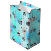 Elegant Ballerinas Wrapping Paper Mittlere Geschenktüte (Vorderseite Schrägansicht)