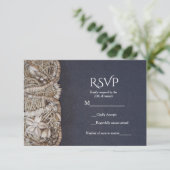 Elegant Beach Puka Muscheln Hochzeit RSVP Card (Stehend Vorderseite)