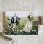 Elegant Beatrice Script Foto Wedding Vielen Dank Postkarte<br><div class="desc">Elegant Beatrice Script Foto Wedding Vielen Dank Postcard | Danke an Familie und Freunde,  dass sie Teil Ihres besonderen Tages mit dieser personalisierbaren Dankeschön Postcard sind. Es zeichnet sich durch eine elegante weiße Kalligraphie aus. Dieses Foto danke Ihnen Postcard ist perfekt für jeden Anlaß.</div>