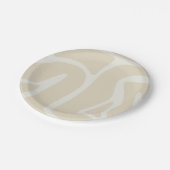 Elegant Beige Cream Simple Organic Pattern Round Pappteller (Schrägansicht)