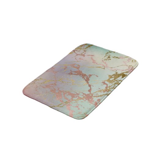 Elegant Beige Marble | Minze Sage Green Rose Gold Badematte (Schrägansicht)