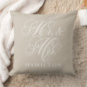 Elegant Beige Mr. und Mrs. Script Custom Monogram Kissen (Decke)
