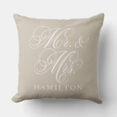 Elegant Beige Mr. und Mrs. Script Custom Monogram Kissen (Vorderseite)