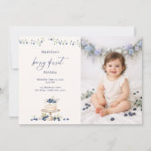 Elegant Berry First Blueberry Birthday Cake Photo Einladung (Vorderseite)