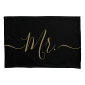 Elegant Black and Gold Mr. Mrs. Script Newlywed Kissenbezug (Vorderseite-Links)