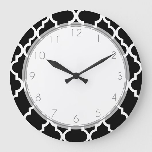 Elegant Black and White Quatrefoil Pattern Große Wanduhr (Vorderseite)