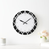 Elegant Black and White Quatrefoil Pattern Große Wanduhr (Zuhause)