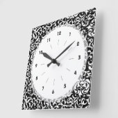 Elegant Black and White Tudor Gardens Floral Quadratische Wanduhr (Winkel)