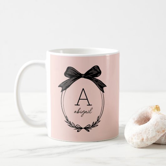 Elegant Black Bow Initial Chic Blush Pink Monogram Kaffeetasse (Mit Donut)