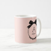 Elegant Black Bow Initial Chic Blush Pink Monogram Kaffeetasse (VorderseiteRechts)