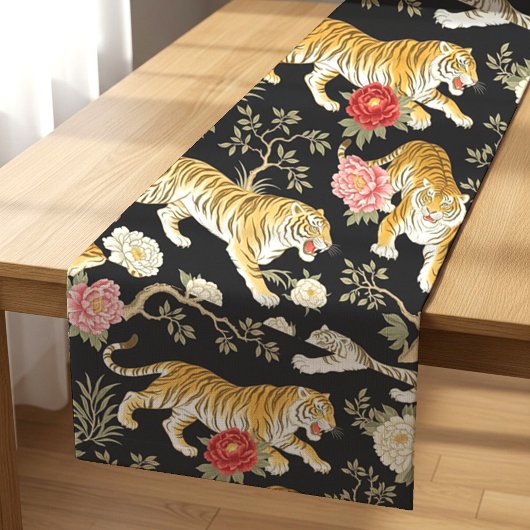 Elegant Black Chinoiserie Tiger and Peony Pattern Kurzer Tischläufer
