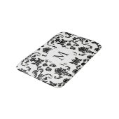 Elegant Black Damask Monogram Badematte (Schrägansicht)