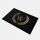 Elegant Black Gold Laruel Wreath Monogram Fußmatte (Schrägansicht)