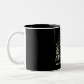Elegant Black Gold Monogram Eukalyptus Greenery Zweifarbige Tasse (Links)