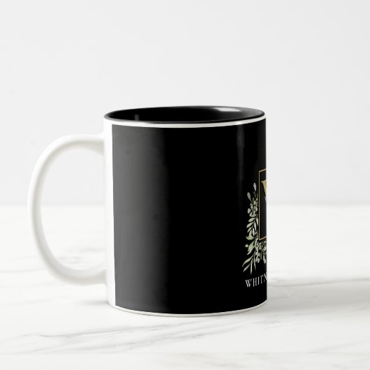 Elegant Black Gold Monogram Eukalyptus Greenery Zweifarbige Tasse (Links)