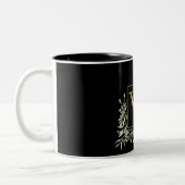 Elegant Black Gold Monogram Greenery Floral Zweifarbige Tasse (Links)