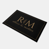 Elegant Black Gold Monogram Script Fußmatte (Schrägansicht)