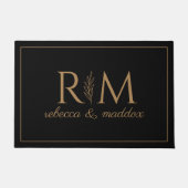 Elegant Black Gold Monogram Script Fußmatte (Vorderseite)