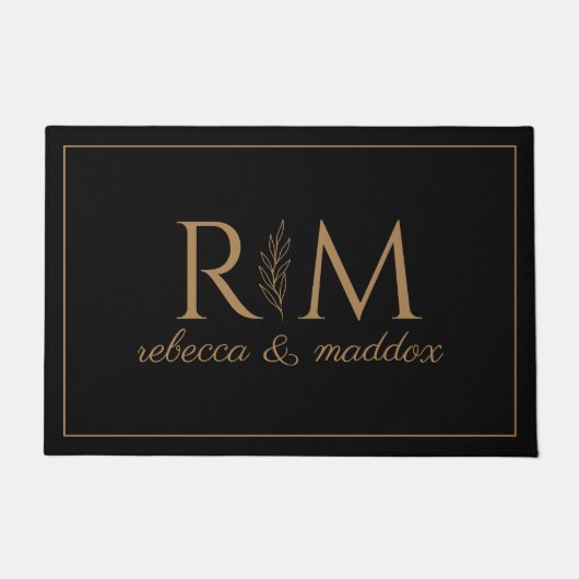 Elegant Black Gold Monogram Script Fußmatte (Vorderseite)