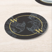 Elegant Black Gold Paisley Monogram Runder Pappuntersetzer (Angewinkelt)