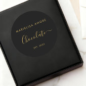 Elegant Black Gold Script Chocolatier Qr Code Runder Aufkleber
