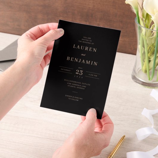 Elegant Black Gold Serif Wedding Invitations Pergament Einladungen (Handgehalten)
