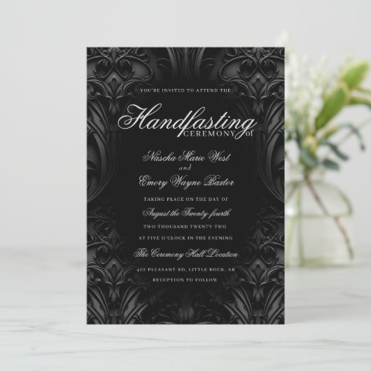 Elegant Black Gothic Damask Moody Handfasting Einladung (Stehend Vorderseite)