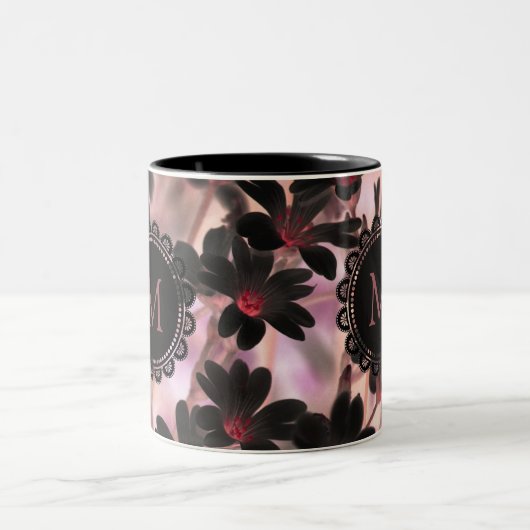 Elegant Black Lilac Flowers Monogram Zweifarbige Tasse (Mittel)