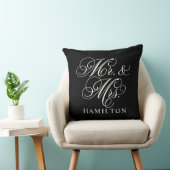 Elegant Black Mr. und Mrs. Script Custom Monogram Kissen (Stuhl )