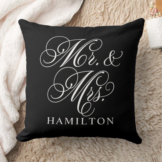 Elegant Black Mr. und Mrs. Script Custom Monogram Kissen (Decke)