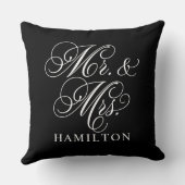 Elegant Black Mr. und Mrs. Script Custom Monogram Kissen (Rückseite)