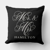 Elegant Black Mr. und Mrs. Script Custom Monogram Kissen (Vorderseite)