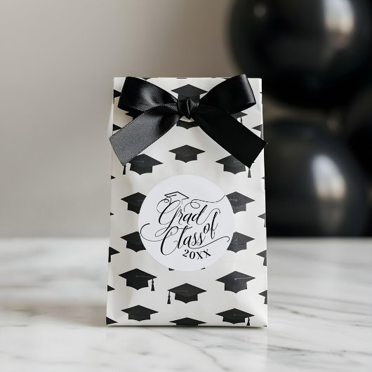 Elegant Black Script Typographic Grad Cap Class of Runder Aufkleber