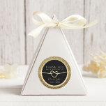 Elegant Black Wedding Vielen Dank Runder Aufkleber<br><div class="desc">Machen Sie Ihre Dankbarkeit mit unserem einfachen, eleganten, luxuriösen Glitzer Gold und Black Dankeschön Sticker glänzen. Mit einem romantischen Seilherz fügen diese Aufkleber Ihren Gastgeschenke Hochzeiten eine Touch Glamour hinzu. Ideal, um Ihre Wertschätzung mit Eleganz und Stil auszudrücken, sind sie die ideale Touch für Ihre Feier und verließ einen bleibenden...</div>