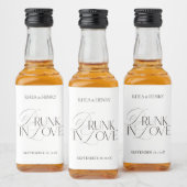 Elegant Black & White Drunk in Love Mini Alkoholflaschenetikett (Flaschen)