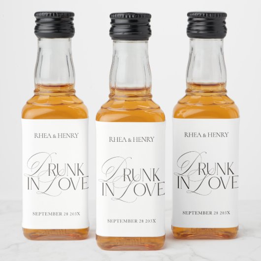 Elegant Black & White Drunk in Love Mini Alkoholflaschenetikett (Flaschen)