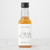 Elegant Black & White Drunk in Love Mini Alkoholflaschenetikett (Vorderseite)