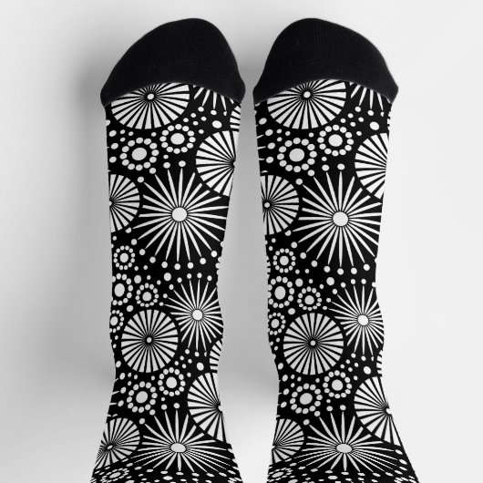Elegant Black White Geometric Flowers Starburst Socken (Oben)