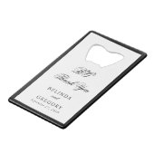 Elegant Black White Monogram Wedding Seating Chart Geldbeutel Flaschenöffner (Vorderseite Schrägansicht)