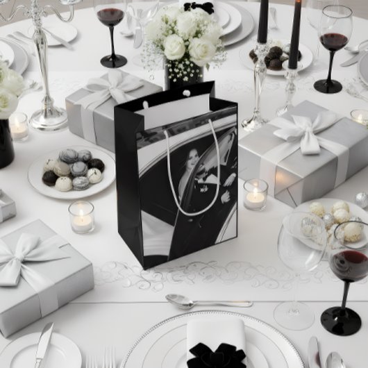 Elegant Black & White Wedding Gift Bag Mittlere Geschenktüte